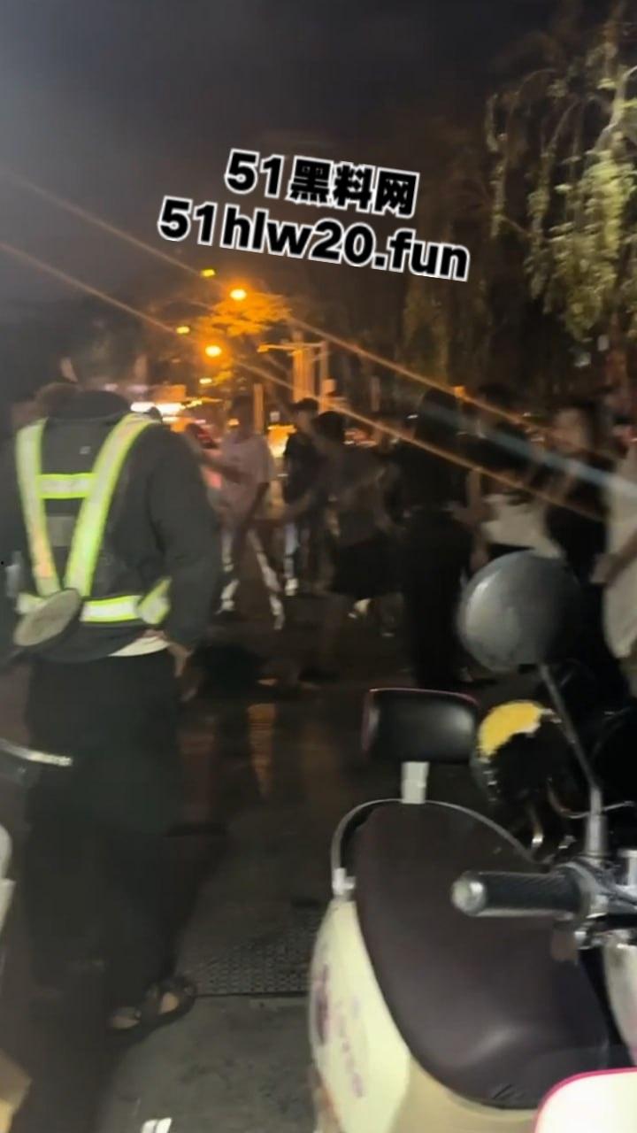 海南三亚实拍斗殴现场,三亚苏荷酒吧门口几个男子遭疯狂殴打,疑似街边要女子电话被男伴带人殴打。-3