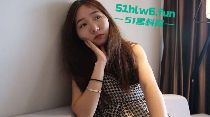 摄影老魔新作,套路单纯女大学生酒店约拍私房写真,加钱后主动脱光被摄影师潜规则无套内射。-6