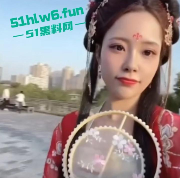 成都极品骚妻【范梓幄】在家是良家人妻,私下却下海卖逼竟是被老公逼着做鸡,只为还贷款养家。-11