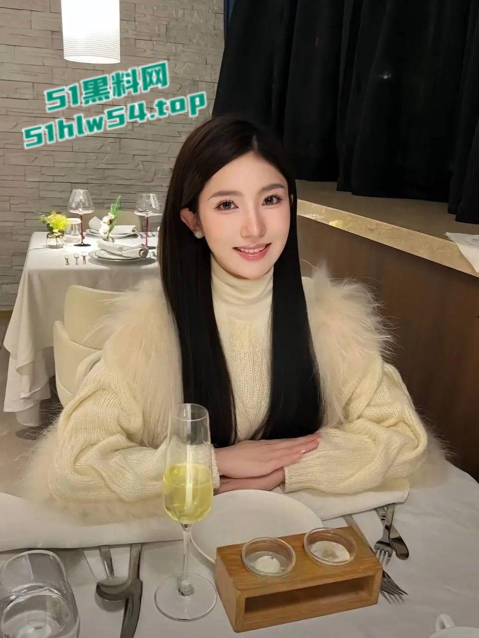 推特大神【鳄蜥】约啪顶级白富美,携兄弟大壮3P爆操,上演极致狂欢夜!-1