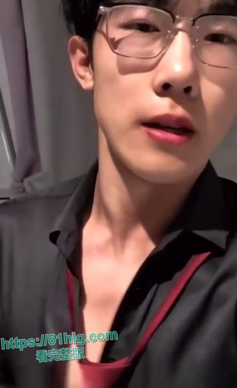 【辽宁】抖音人气网红【友哥】墨镜撸管视频外流 腹肌身材超吸睛 镜头前骚气实足,大屌让众多富婆疯狂-1