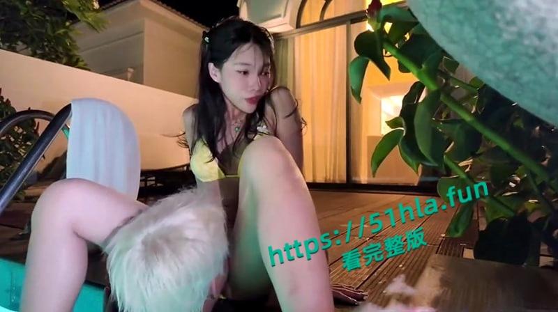 顶流网黄福利姬【Miuzxc】最新作品,丁字裤泳诱惑,挑战户外公共场所泳池边做爱!-1