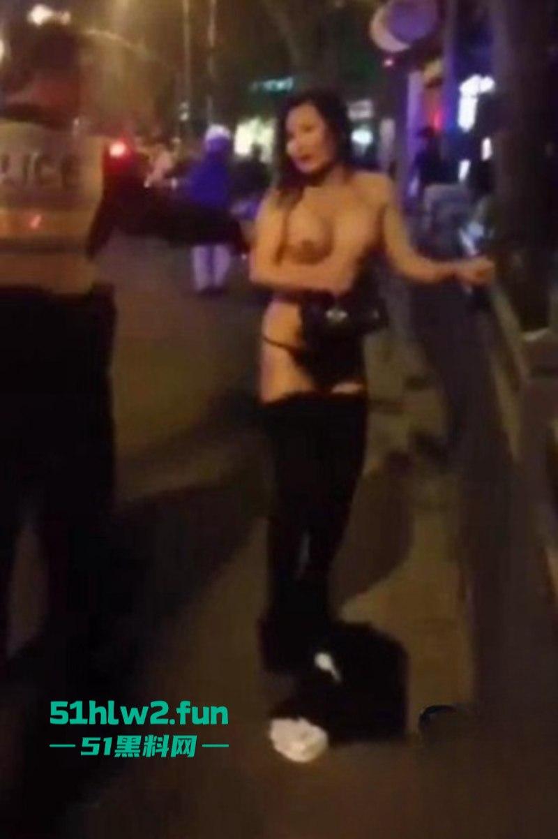 醉酒美女精选合集!上海醉酒女当街脱衣求外国人操她,结果被警方制止并带走!-5