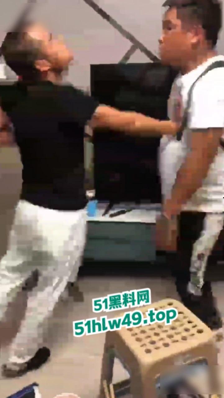 实拍朋友吵架捅刺现场,持刀威胁不服不忿结果大哥说捅就捅,这一刀扎老实了吧!-2