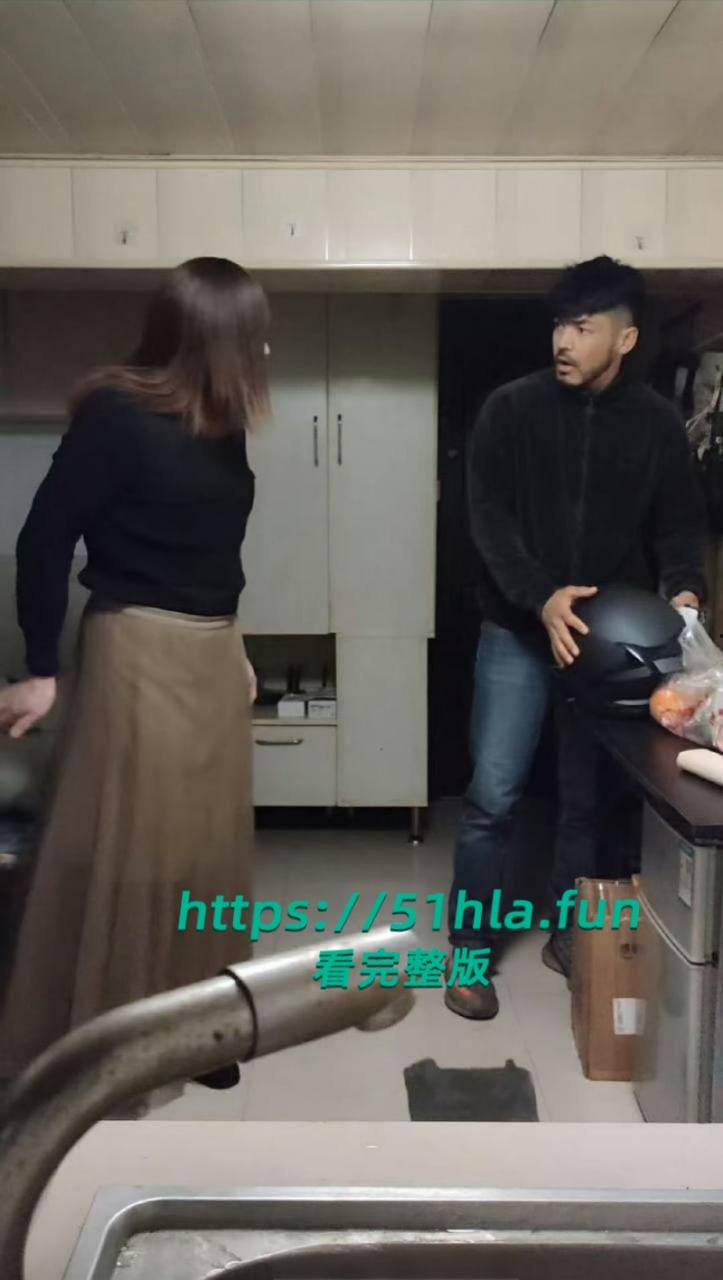 TS伪娘阿红劲爆大瓜,油腻大叔浓妆艳抹,专约帅气直男小伙,毒龙口爆后入肛穴,榨精堪比职业骚鸡!-6