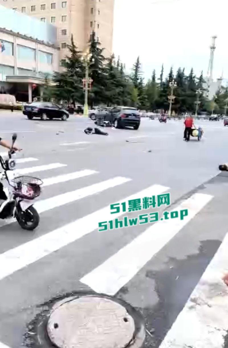 陕西宝鸡凤翔区党支部书记【张春凤】因丈夫出轨当众驾车怒撞小三,不料伤及多位无辜市民!-7