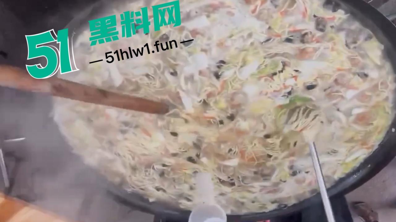 泉州石狮鸳鸯池公园免费爱心早餐摊,被大爷破口大骂只因来晚没拿到油条,果然生米恩斗米仇啊。-4