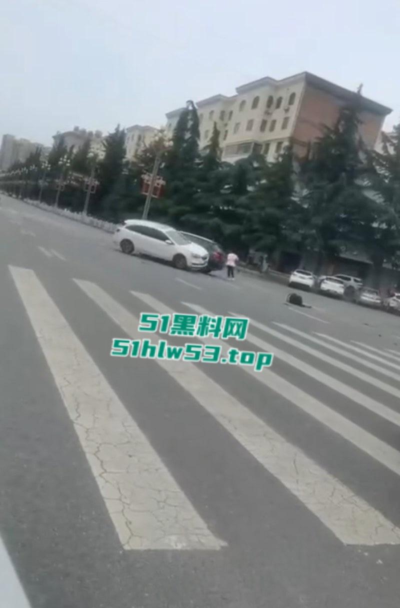 陕西宝鸡凤翔区党支部书记【张春凤】因丈夫出轨当众驾车怒撞小三,不料伤及多位无辜市民!-8