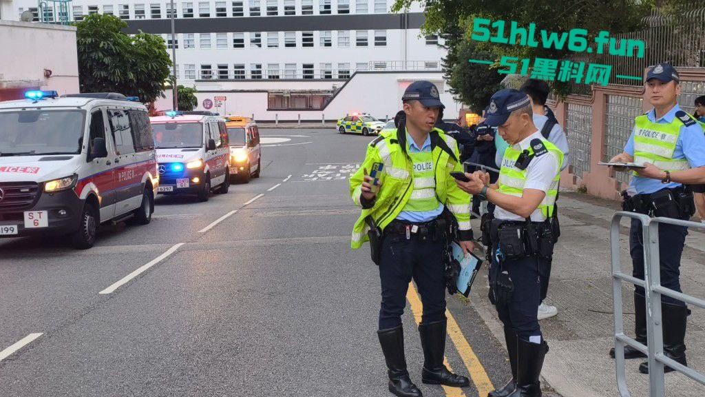 香港黑帮火炭,当街谋杀斩人片曝光,两刀手从后伏击狂斩5秒夺命登的士逃去!-1