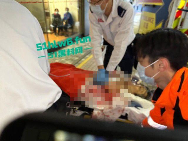 香港黑帮火炭,当街谋杀斩人片曝光,两刀手从后伏击狂斩5秒夺命登的士逃去!-6