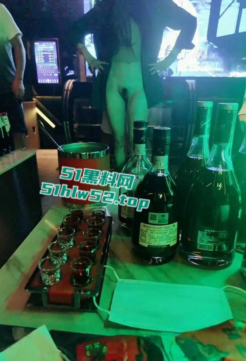 极品人妻【小鲸鱼】KTV淫趴视频流出,闺蜜当众露逼揉奶狂跳骚舞撩拨群男,少妇还是更会玩啊!-8