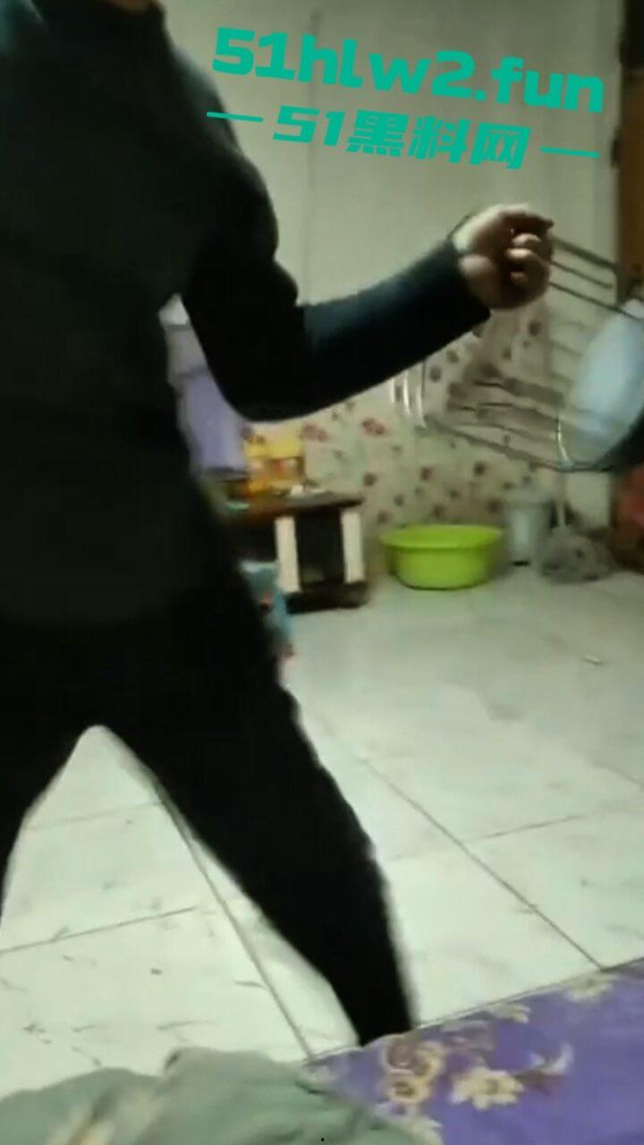 极品骚妇约炮情人，竟大胆带回家啪啪被老公捉奸在床，抡凳子揍的骚货女人嗷嗷惨叫。-1