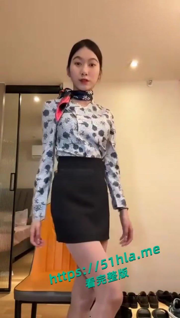 抖音极品网红【Loioeei】做爱视频流出,各种制服展示诱人身材,翘臀撅起嫩逼被后入疯狂爆操!-5