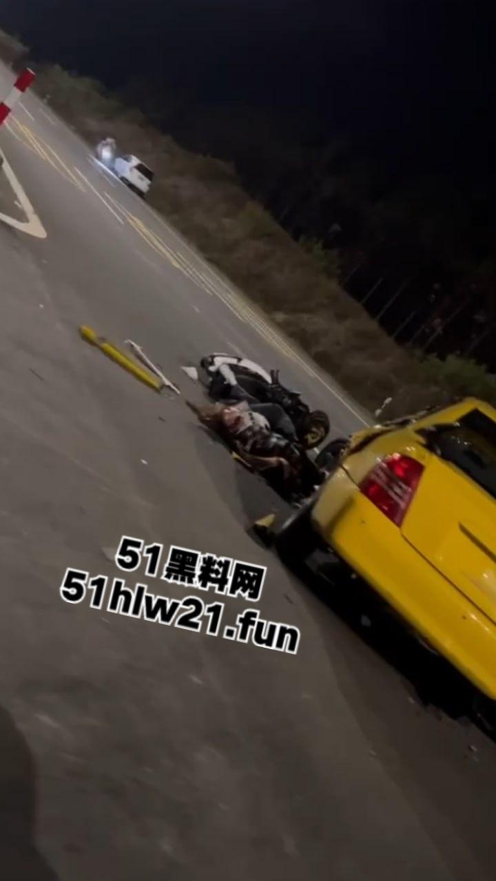 广东江门精神小伙,组织改装摩托车排位赛结果当场撞上轿车,导致司机死亡目前参赛人员正在抓捕中。-1