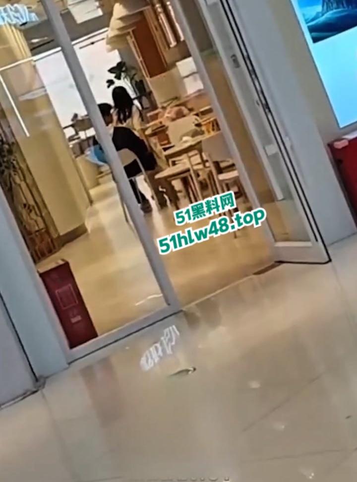 瓜友偷拍情侣做爱,宁乡步行街【罗曼蛋糕店】老板趁着没客人,大白天公开操服务员玩的就是刺激吗?-4