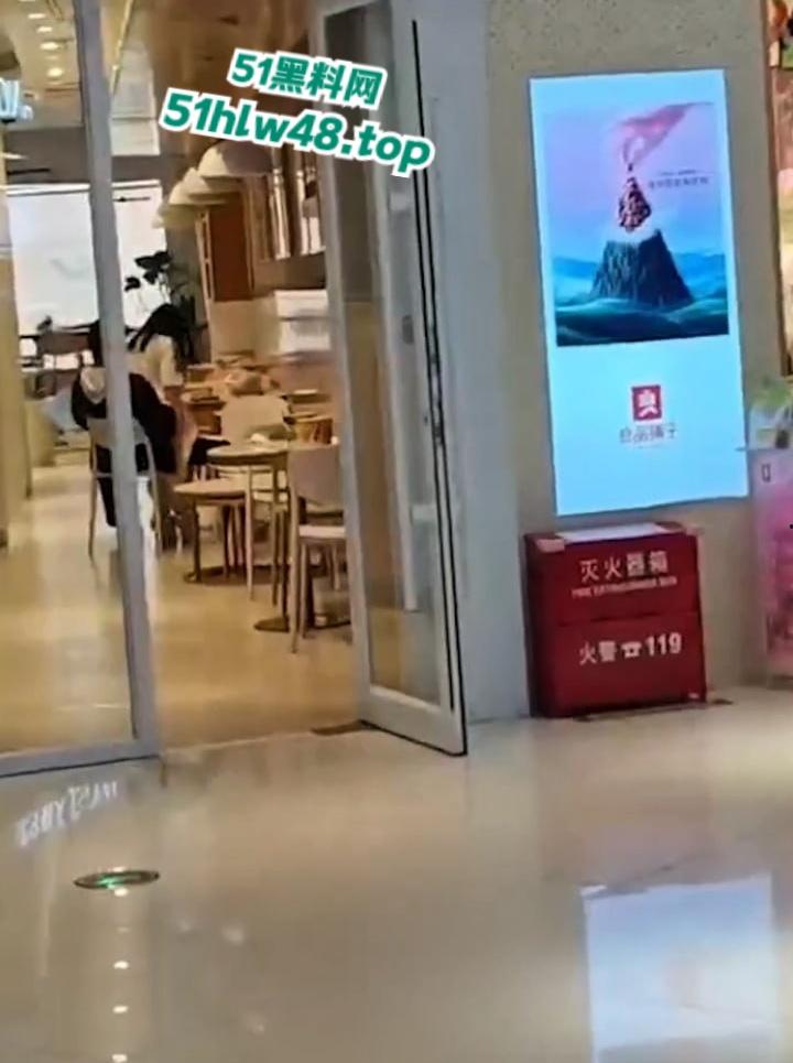 瓜友偷拍情侣做爱,宁乡步行街【罗曼蛋糕店】老板趁着没客人,大白天公开操服务员玩的就是刺激吗?-5