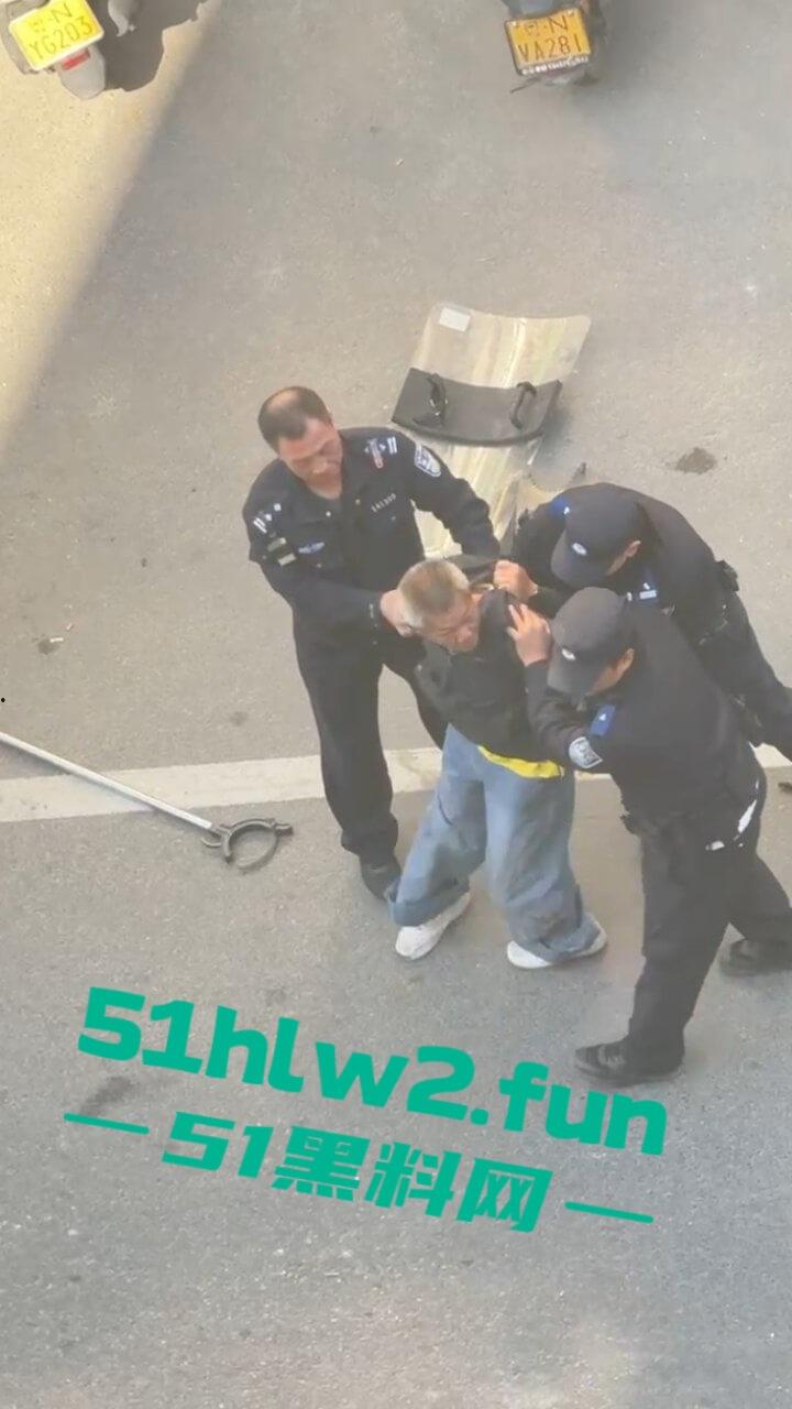 汕尾市海丰县持刀匪徒和帽子叔叔对峙被抓,王某抢劫犯此前有吸毒史逮捕现场视频曝光。-2