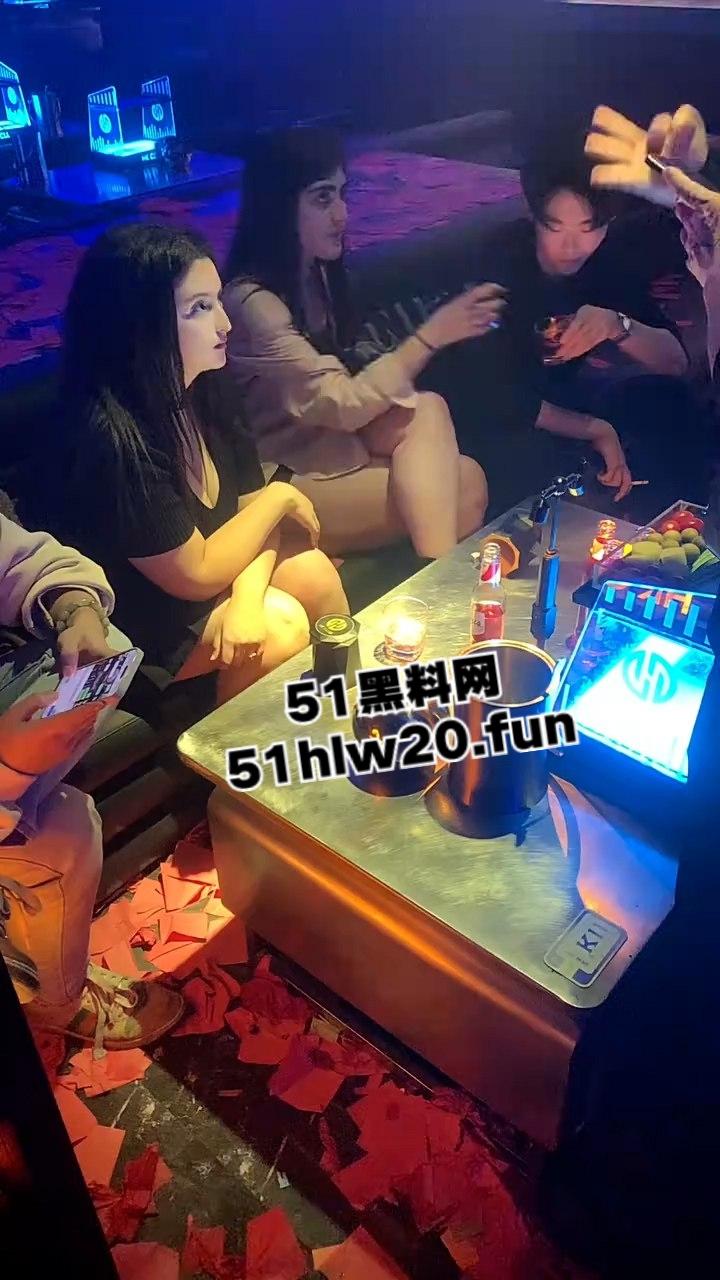 酒吧与国际接轨俄罗斯美女坐镇嗨飞,打卡上头自灌10杯半夜的酒吧门口能不能捡到她…-5