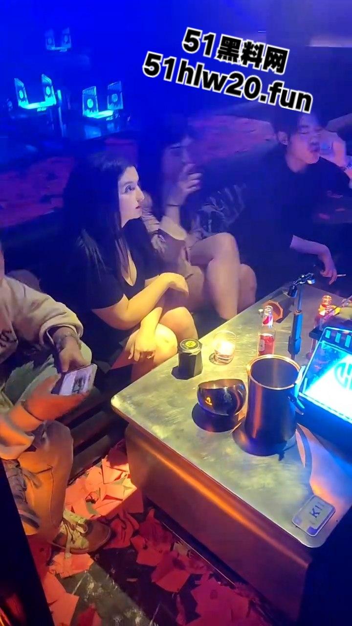 酒吧与国际接轨俄罗斯美女坐镇嗨飞,打卡上头自灌10杯半夜的酒吧门口能不能捡到她…-8