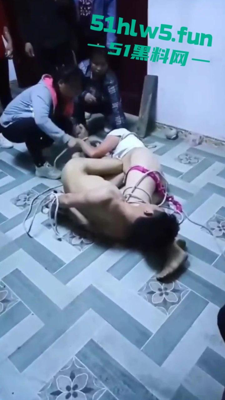 狠人捉奸现场,男子带家人捉奸竟将妻子和情人捆绑,这是要浸猪笼么绑人家属已被刑拘。-4
