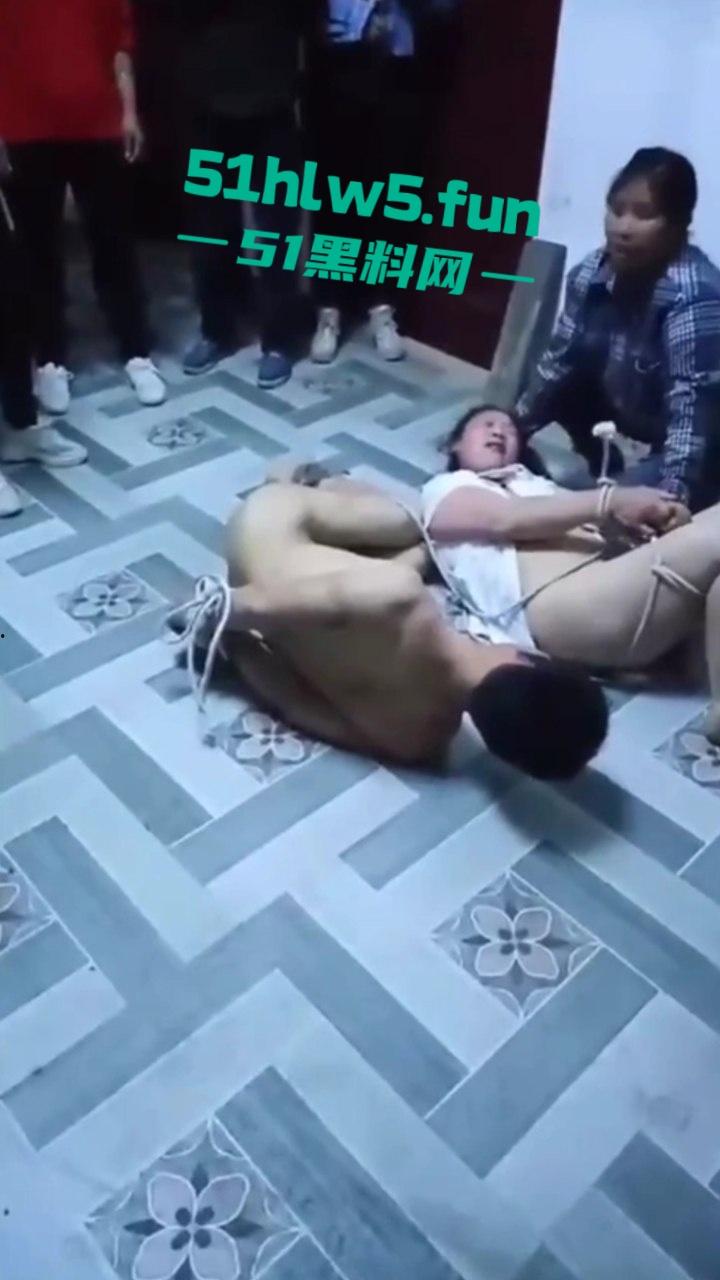 狠人捉奸现场,男子带家人捉奸竟将妻子和情人捆绑,这是要浸猪笼么绑人家属已被刑拘。-6