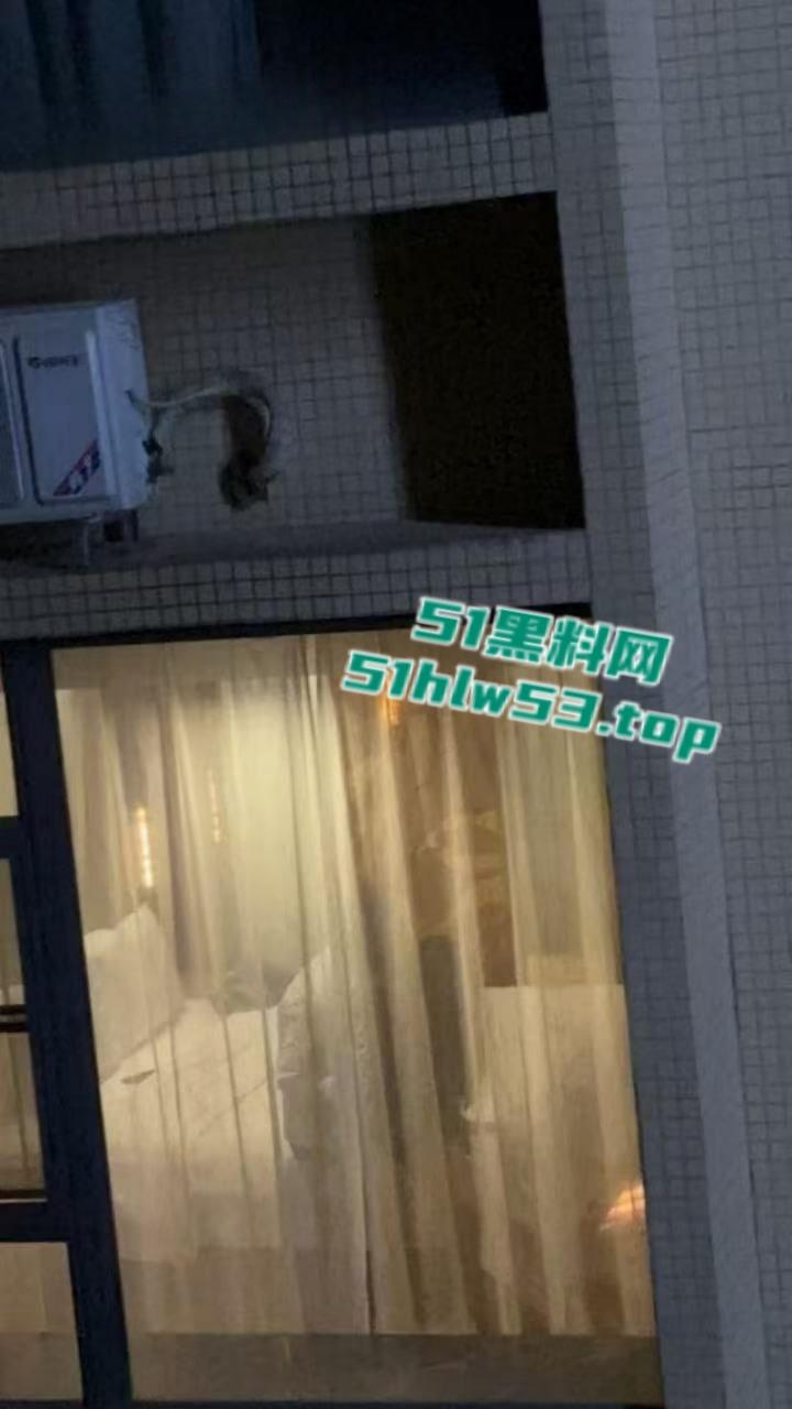 饥渴情侣隔窗激情交合，多体位打桩遭偷拍，妹子身材超火辣，观众比当事人还激动！-2