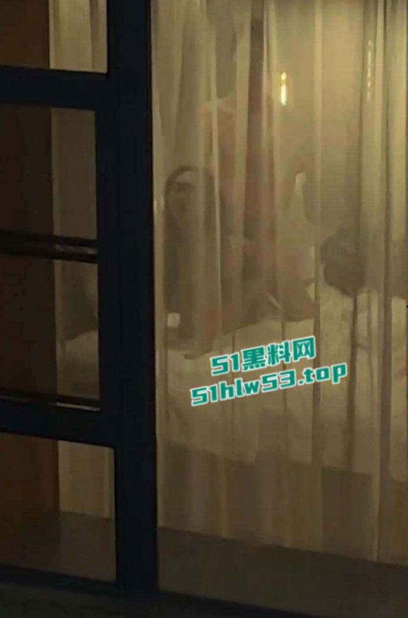 饥渴情侣隔窗激情交合，多体位打桩遭偷拍，妹子身材超火辣，观众比当事人还激动！-3