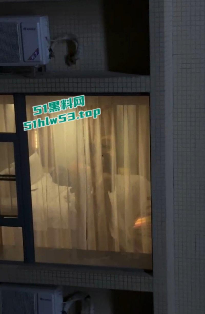 饥渴情侣隔窗激情交合，多体位打桩遭偷拍，妹子身材超火辣，观众比当事人还激动！-5