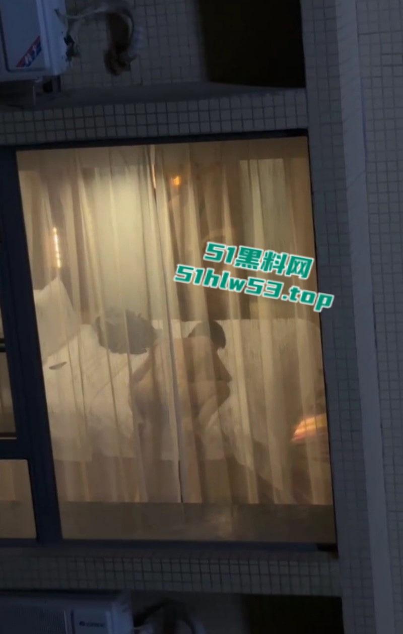 饥渴情侣隔窗激情交合，多体位打桩遭偷拍，妹子身材超火辣，观众比当事人还激动！-6