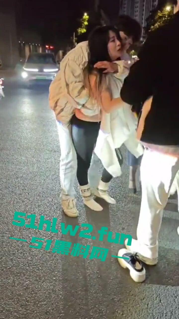 汕头小仙女和闺蜜喝醉被三男子搭讪,结果小仙女直接暴走当街殴打辱骂男子,这是真猖狂啊。-3