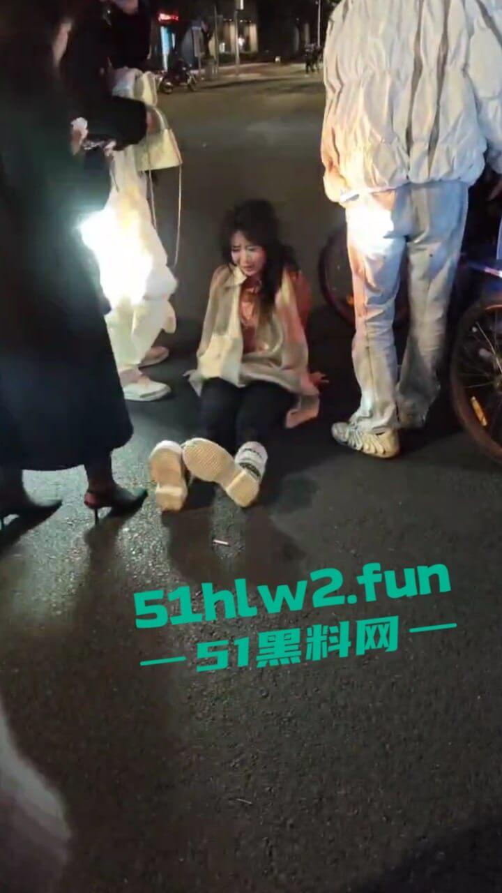 汕头小仙女和闺蜜喝醉被三男子搭讪,结果小仙女直接暴走当街殴打辱骂男子,这是真猖狂啊。-7