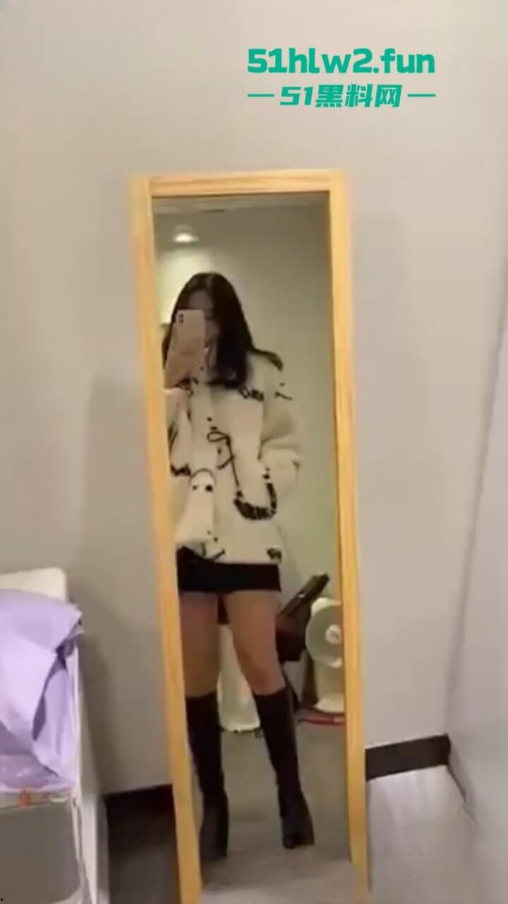 你喜欢的样子我都有,清纯颜值型女大学生送给男友的特殊开学礼物,泄欲发骚拍下视频被泄密!-5