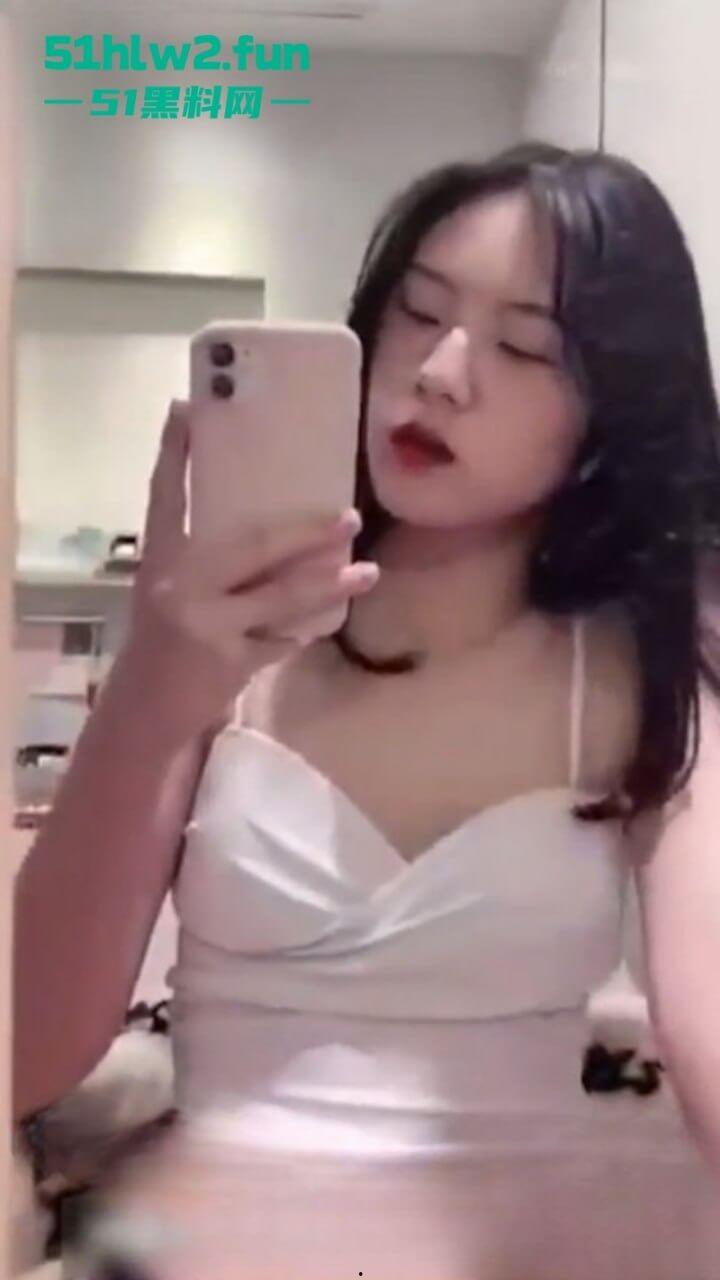 你喜欢的样子我都有,清纯颜值型女大学生送给男友的特殊开学礼物,泄欲发骚拍下视频被泄密!-6