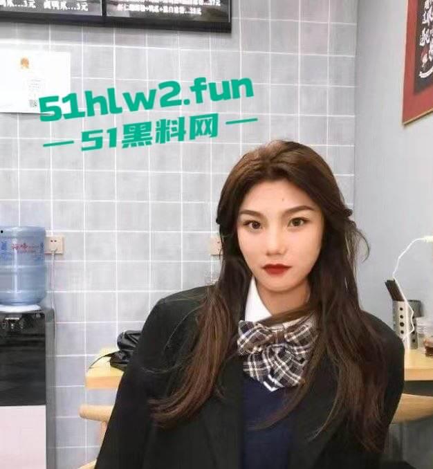 广东潮州研究生学姐【苗蒽熙】团建旅游变淫乱现场,看到大屌就爱不释手,深喉舔得口水横流,被后入操得表情销魂!-1