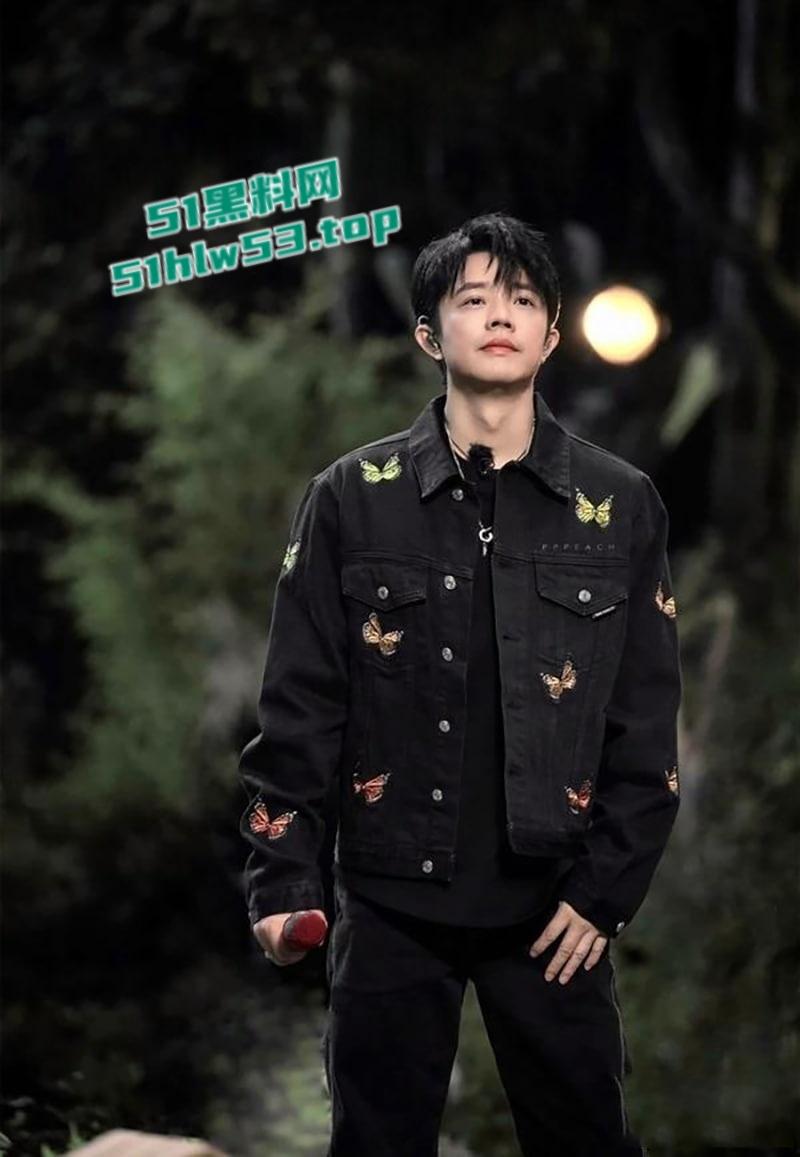 凤凰传奇男歌手【曾毅】性爱姿势手表登热搜,自曝曾殴打女工作人员,把人当猴耍,全网热搜点燃舆论火焰!-1