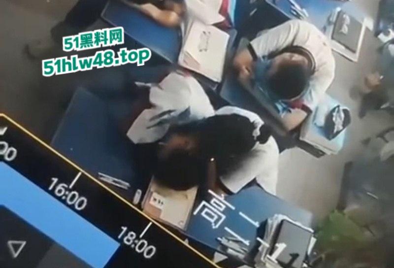 广州市第七中学【胡梦玲】上课主动给同桌手淫,监控下记录被曝光,小年轻又骚又胆大完全控制不了。-7