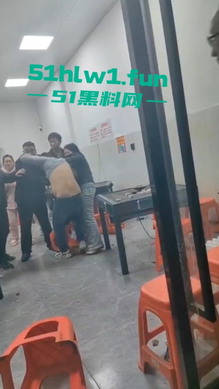 臭棋篓子太没牌品!男子打麻将被自摸胡牌 记恨对家没有碰 愤而打砸麻将馆!-5