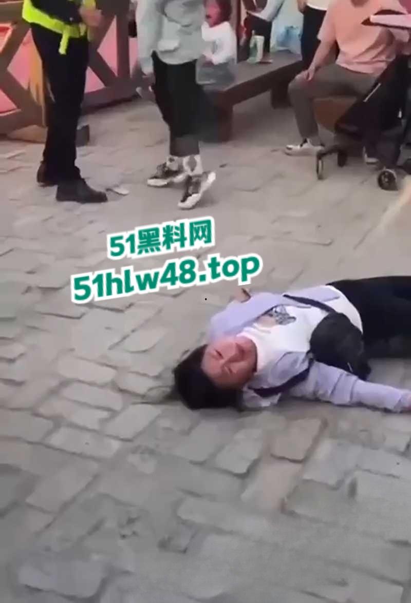 开封万岁山武侠城，两伙游客互殴视频被曝，万岁山不愧是武侠城江湖恩怨就是多，台下比台上还精彩！-5