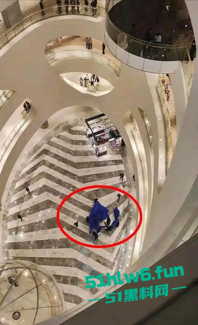 南京金鹰世界男子跳楼自杀,据传男子感情受挫从9楼跳下,脑浆爆裂当场死亡。-2