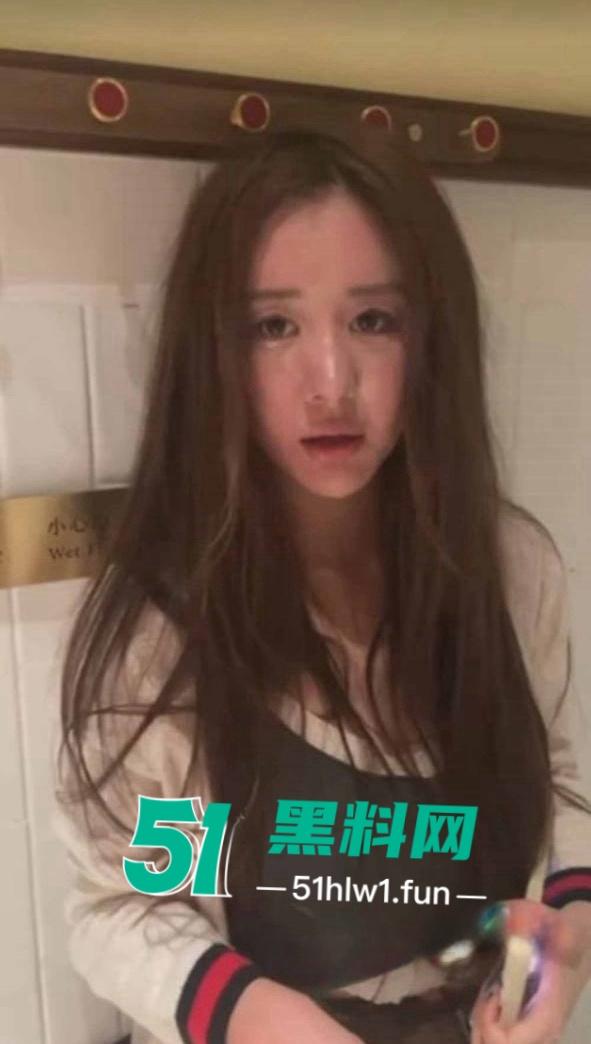 成都抖音小网红【恩伊】在网上乱造别人黄谣,被抓现场视频直接达到下跪认错再也不敢了。-4