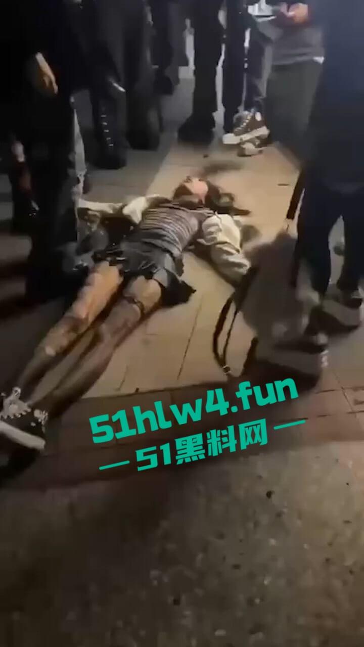 广州精神小妹磕药过量,当街挺尸路人见死不救还趁机摸奶抠逼视频曝光,下三滥的朋友真下头!-4