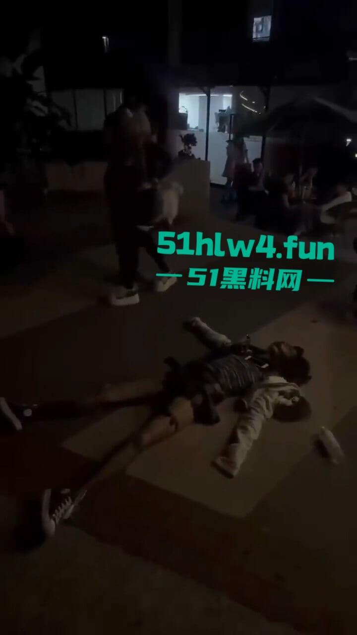 广州精神小妹磕药过量,当街挺尸路人见死不救还趁机摸奶抠逼视频曝光,下三滥的朋友真下头!-6