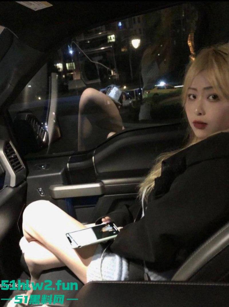 烟台职业学院长腿美女【周梦】约拍全裸写真后忍不住自摸勾引,摄影师激情上本垒!-6