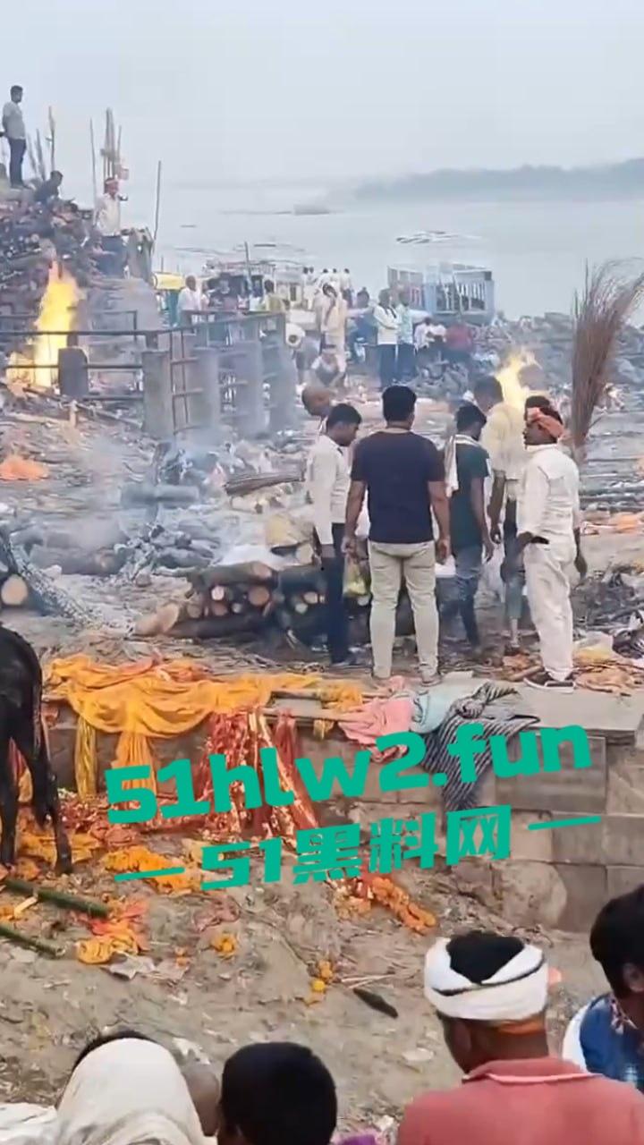 印度教恒河边火葬,现场视频曝光流出河边肮脏混乱,终于知道为什么恒河水那么脏了。-6