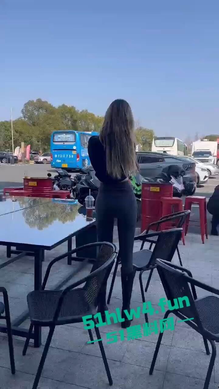 车祸现场,奥体美腿女骑手压弯摔车被摔出脑浆,美腿女骑装逼不成惨遭勾魂。-1