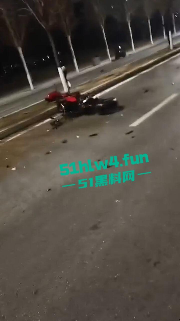 车祸现场,奥体美腿女骑手压弯摔车被摔出脑浆,美腿女骑装逼不成惨遭勾魂。-2