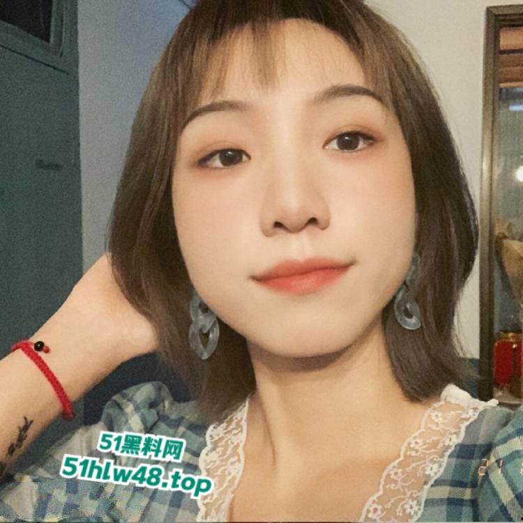 呼和浩特鹏辉地产中介【杨梦琪】B罩杯骚逼母狗和男友在一起三年,竟还藏微信小号约炮!-6