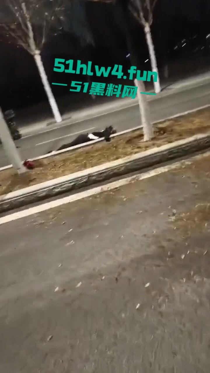 车祸现场,奥体美腿女骑手压弯摔车被摔出脑浆,美腿女骑装逼不成惨遭勾魂。-4