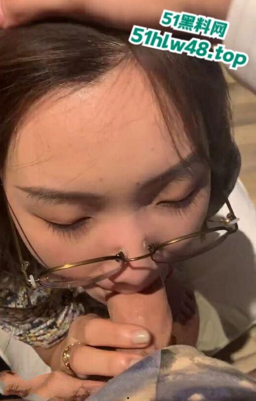 呼和浩特鹏辉地产中介【杨梦琪】B罩杯骚逼母狗和男友在一起三年,竟还藏微信小号约炮!-7