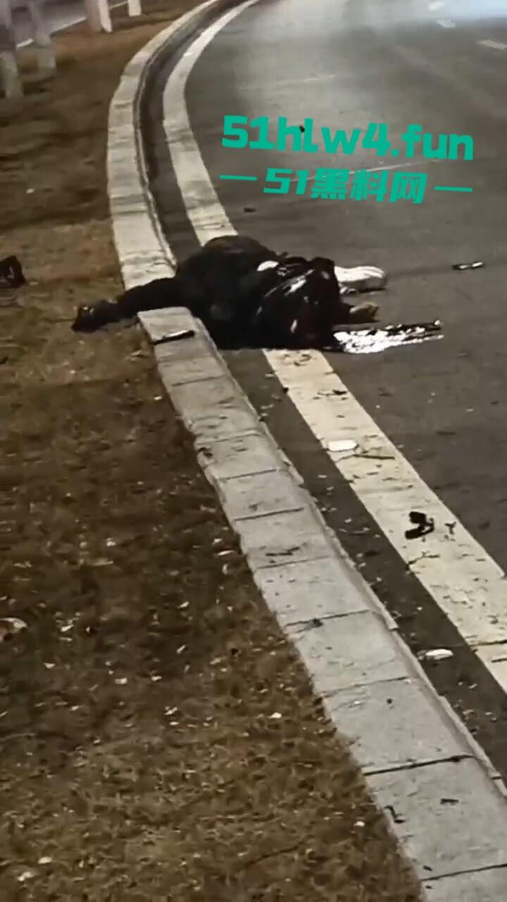 车祸现场,奥体美腿女骑手压弯摔车被摔出脑浆,美腿女骑装逼不成惨遭勾魂。-6